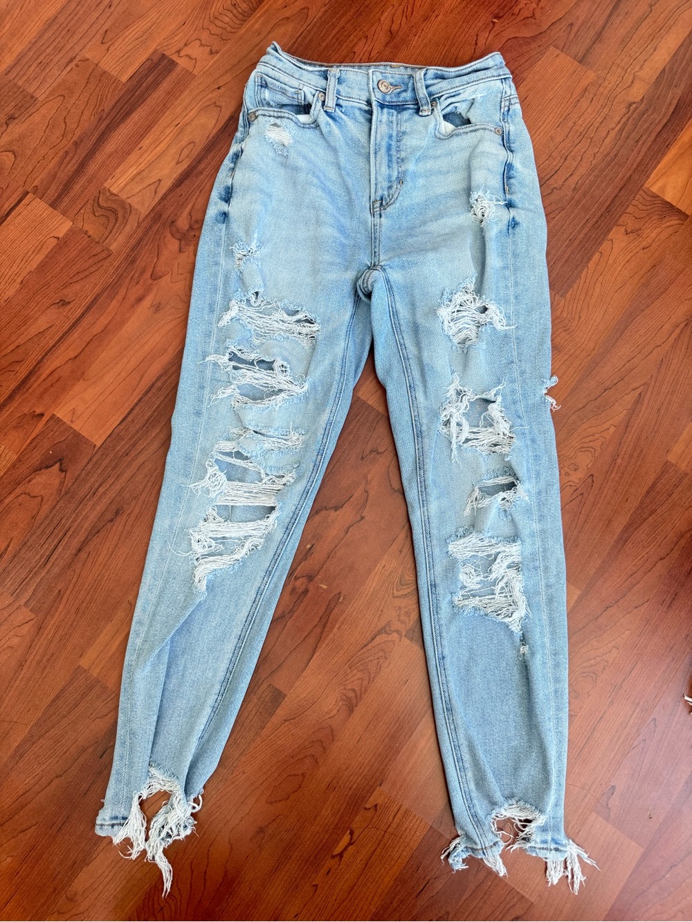American Eagle Distressed Stretch Jeans – Light Wash – Size 00